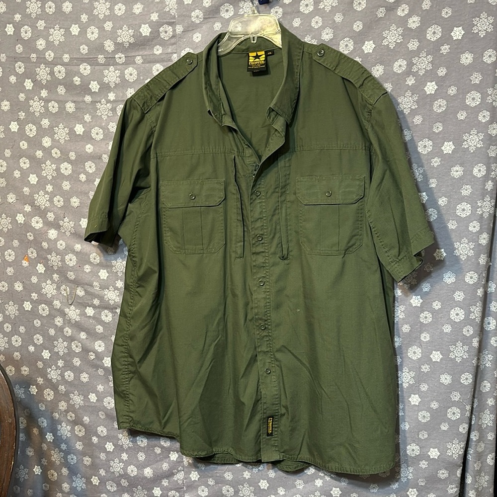 Men’s tactical short sleeve zippered up  shirt.  Appears button up,zipper hidden